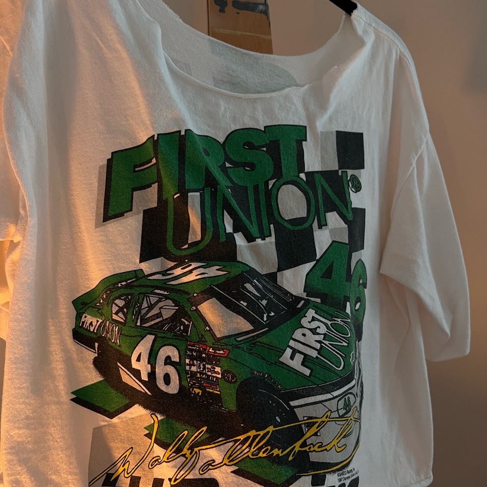 Unisex Cropped racing tee.